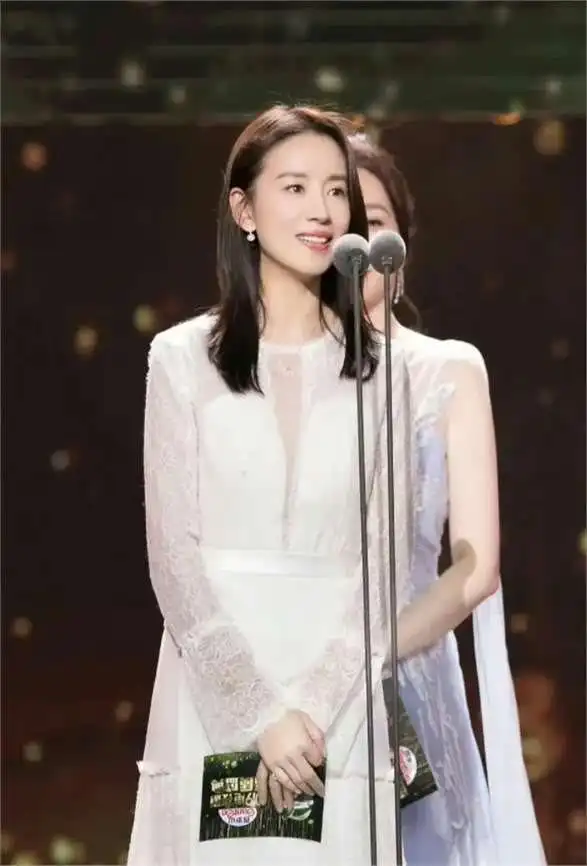身材娇小气质出众女明星_小个子美女惊艳合照_小骨架女明星