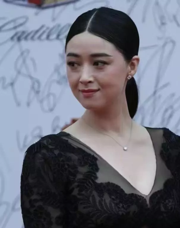 杨紫红毯造型失败_小骨架女明星_女明星红毯造型