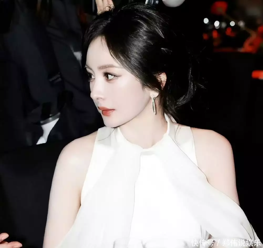 女明星撑伞_杨幂商业版图_杨幂演技反转