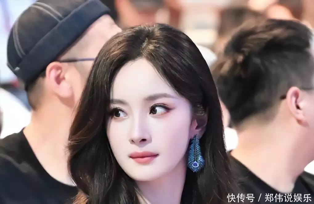女明星撑伞_杨幂演技反转_杨幂商业版图