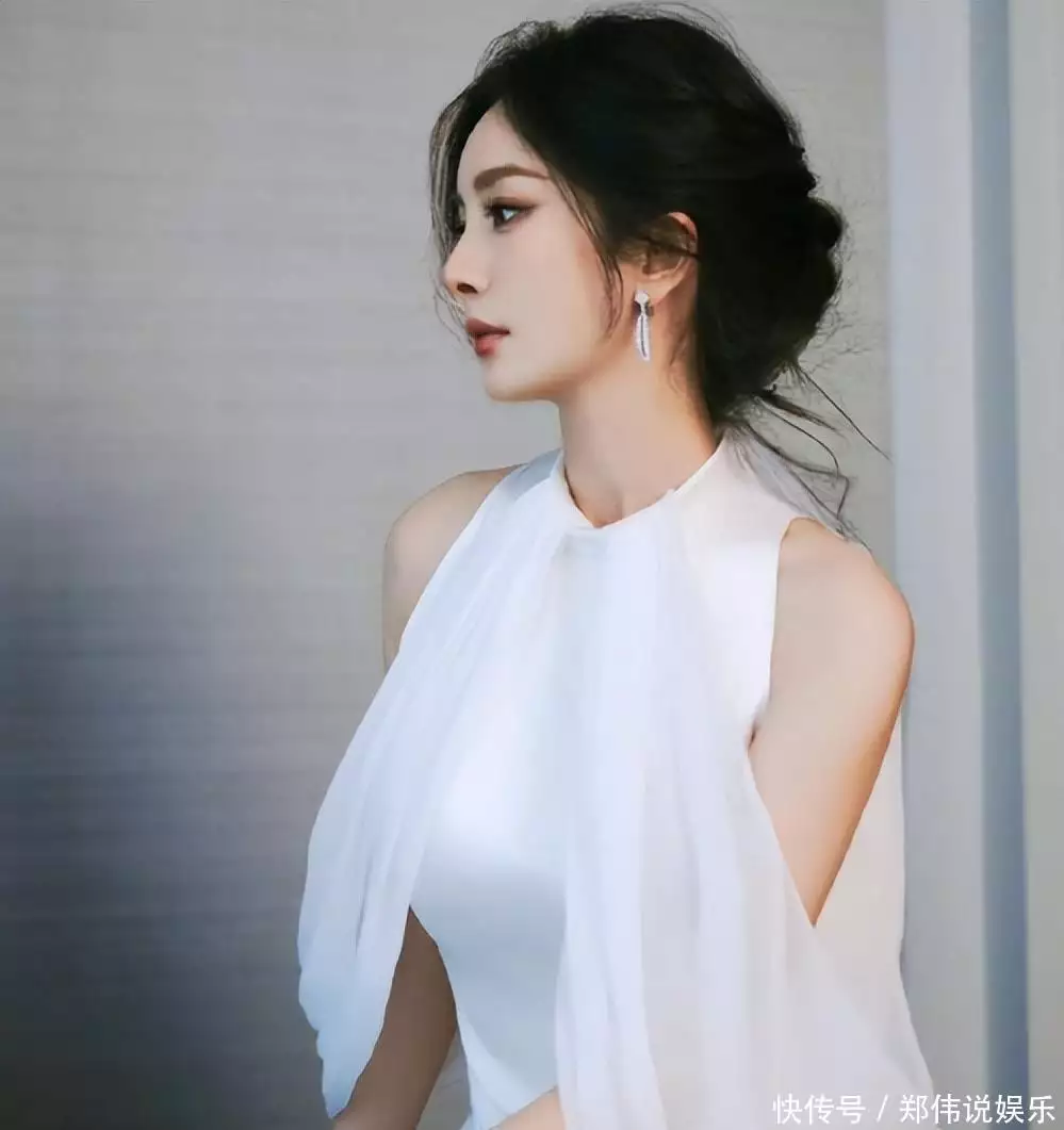 杨幂商业版图_女明星撑伞_杨幂演技反转