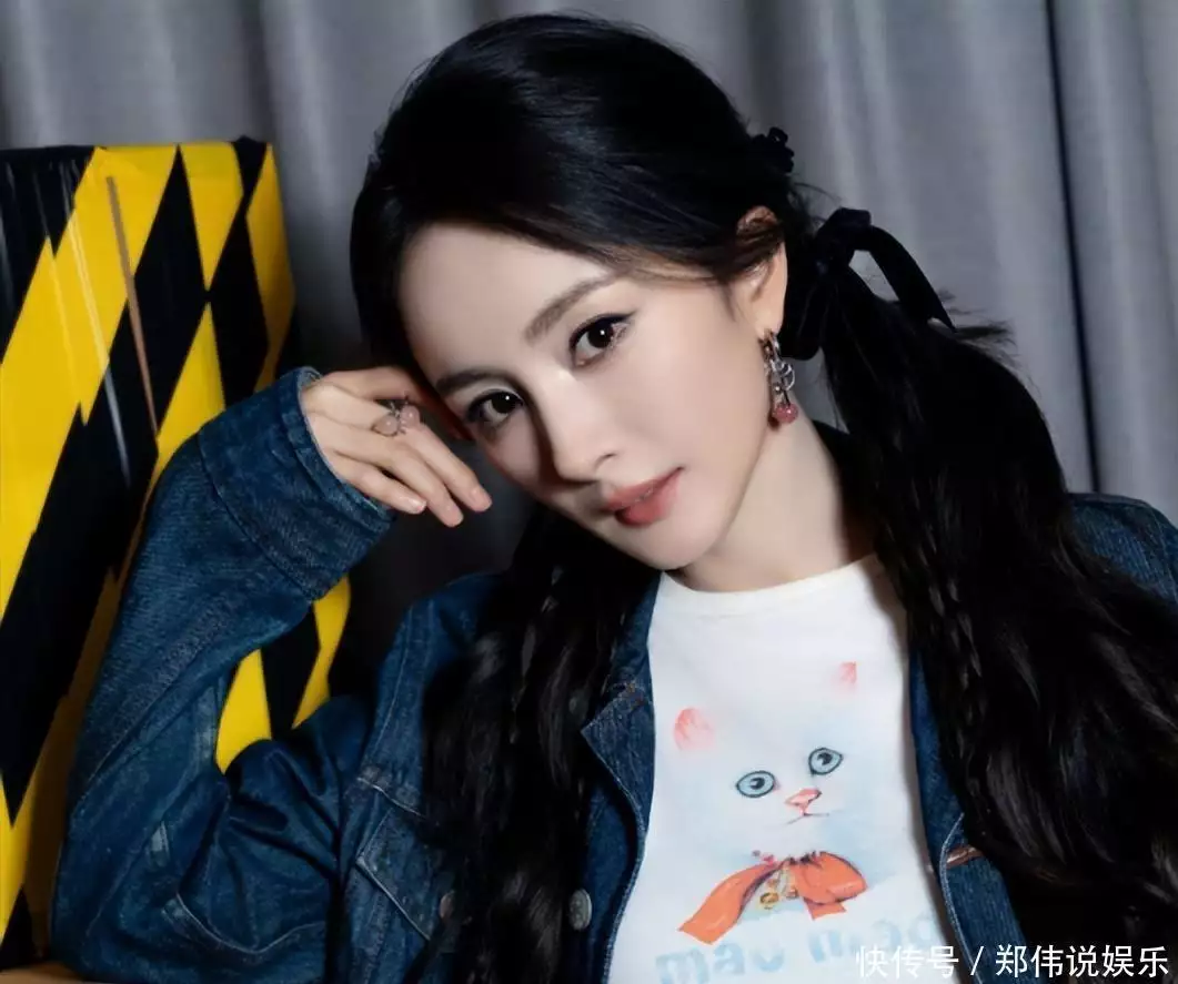 杨幂商业版图_女明星撑伞_杨幂演技反转
